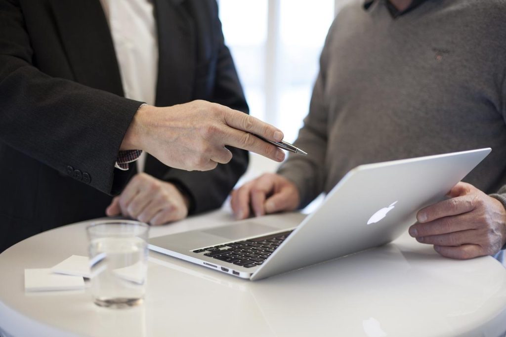 Illustratie over open communicatie en het belang ervan voor relaties en samenwerking in professionele omgevingen