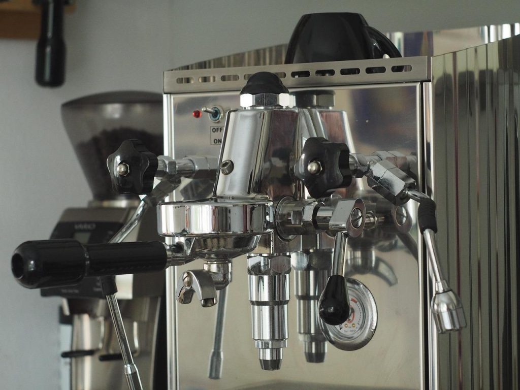 Professionele koffiemachine huren in de horeca voor cafés, restaurants en hotels met volledige service en onderhoud inbegrepe