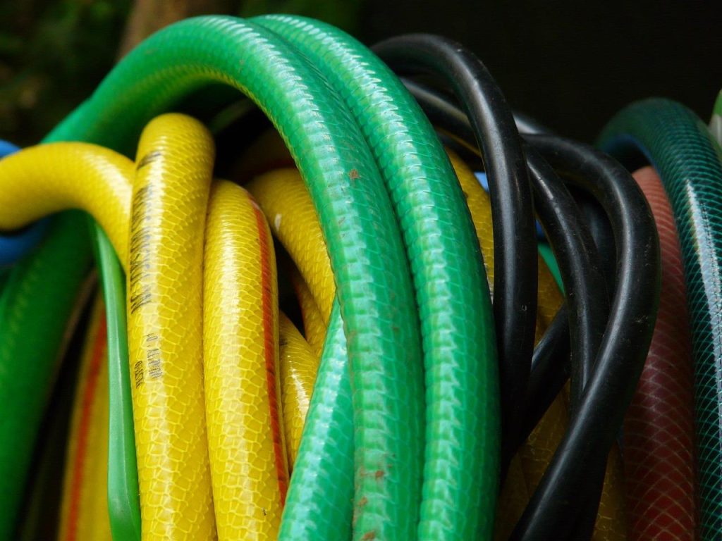 Diverse waterslangen gebruikt in bouwprojecten, essentieel gereedschap voor efficiënt werken op de bouw